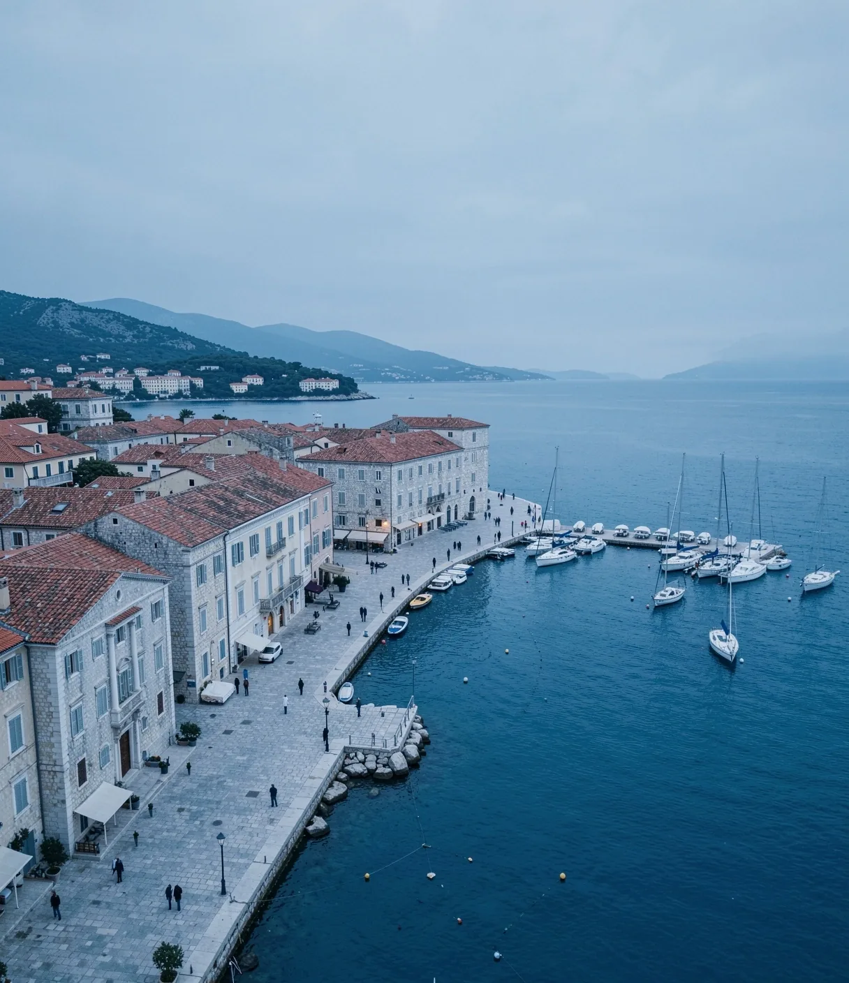 Splitska Riva s pogledom na luku
